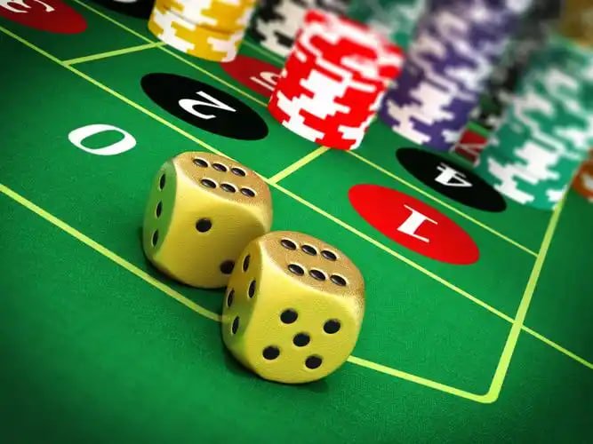 ဘောလုံးပွဲ live ကြည့်ကာ mobile ဖြင့် odds ကစားနေသောမြင်ကွင်း